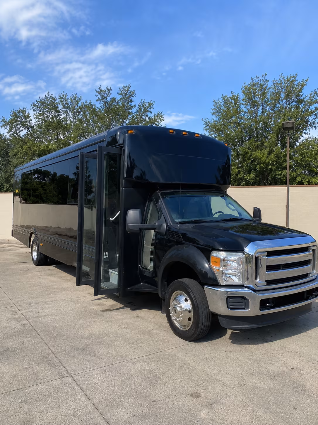 woodbridge 20 passenger party bus
